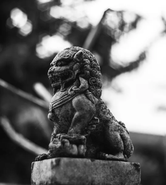 暹罗狮子对水泥的小雕像 — 图库照片