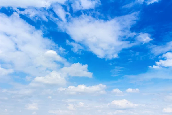 Blauer Himmel Hintergrund mit winzigen Wolken — Stockfoto