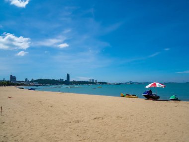 PATTAYA, THAILAND - 25 Ekim 2021: Coronavirus COVID-19 salgınından sonra turistlere açılmadan önce Pattaya plajı 25 Ekim 2021 Pattaya Tayland.