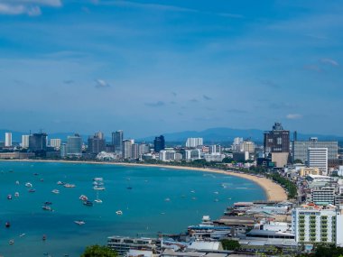 PATTAYA, THAILAND - 25 Ekim 2021: Coronavirus COVID-19 salgınından sonra turistlere açılmadan önce Pattaya Körfezi 'nden yüksek açılı görüş 25 Ekim 2021 Pattaya Tayland.