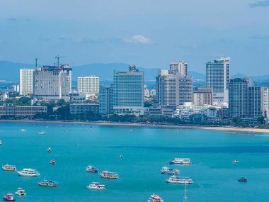 PATTAYA, THAILAND - 25 Ekim 2021: Coronavirus COVID-19 salgınından sonra turistlere açılmadan önce Pattaya Körfezi 'nden yüksek açılı görüş 25 Ekim 2021 Pattaya Tayland.