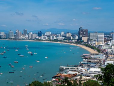 PATTAYA, THAILAND - 25 Ekim 2021: Coronavirus COVID-19 salgınından sonra turistlere açılmadan önce Pattaya Körfezi 'nden yüksek açılı görüş 25 Ekim 2021 Pattaya Tayland.