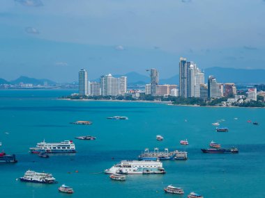PATTAYA, THAILAND - 25 Ekim 2021: Coronavirus COVID-19 salgınından sonra turistlere açılmadan önce Pattaya Körfezi 'nden yüksek açılı görüş 25 Ekim 2021 Pattaya Tayland.