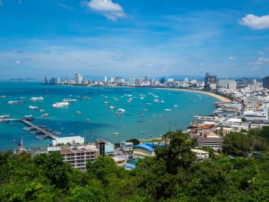 PATTAYA, THAILAND - 25 Ekim 2021: Coronavirus COVID-19 salgınından sonra turistlere açılmadan önce Pattaya Körfezi 'nden yüksek açılı görüş 25 Ekim 2021 Pattaya Tayland.