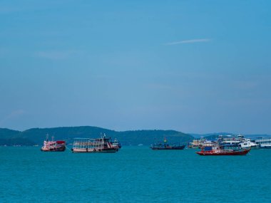 PATTAYA, THAILAND - 25 Ekim 2021: Coronavirus COVID-19 salgınından sonra turistlere açılmadan önce Pattaya plajı 25 Ekim 2021 Pattaya Tayland.