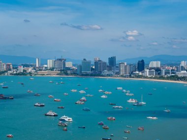 PATTAYA, THAILAND - 25 Ekim 2021: Coronavirus COVID-19 salgınından sonra turistlere açılmadan önce Pattaya Körfezi 'nden yüksek açılı görüş 25 Ekim 2021 Pattaya Tayland.