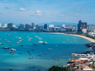 PATTAYA, THAILAND - 25 Ekim 2021: Coronavirus COVID-19 salgınından sonra turistlere açılmadan önce Pattaya Körfezi 'nden yüksek açılı görüş 25 Ekim 2021 Pattaya Tayland.