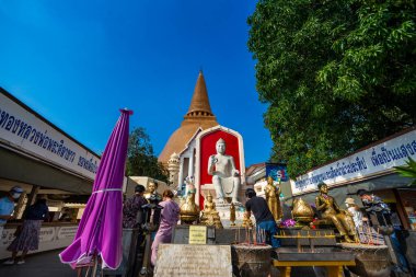 Nakhon Pathom-Tayland 30 Ekim 2021: Phra Phra Pathom Chedi ve çevresi Tayland 'ın en büyük ve en uzun pagodası Amphoe Mueang Nakhon Pathom Eyaleti' nde yer almaktadır..