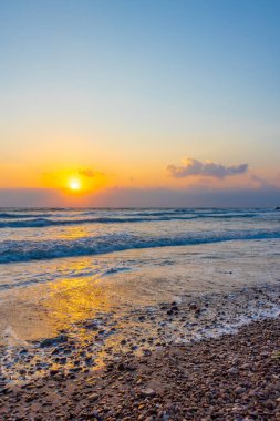 Gün doğumunda güzel deniz dalgaları.