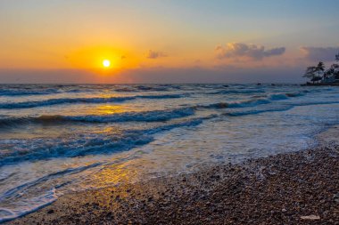Gün doğumunda güzel deniz dalgaları.
