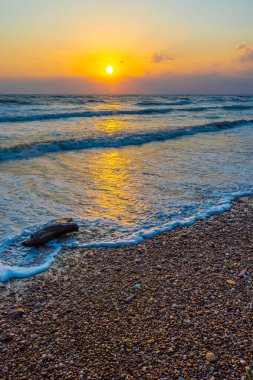 Gün doğumunda güzel deniz dalgaları.