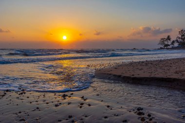 Gün doğumunda güzel deniz dalgaları.