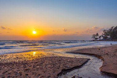 Gün doğumunda güzel deniz dalgaları.