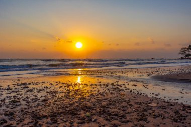 Gün doğumunda güzel deniz dalgaları.