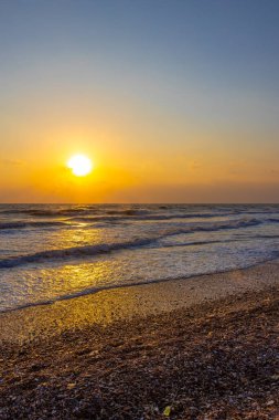 Gün doğumunda güzel deniz dalgaları.