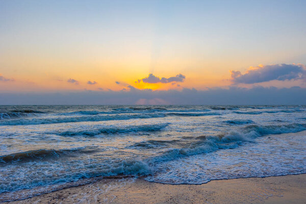 Морские волны на восходе утреннего солнца.