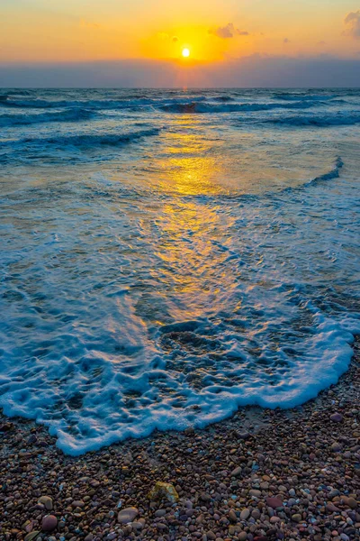 晨曦中美丽的海浪 — 图库照片