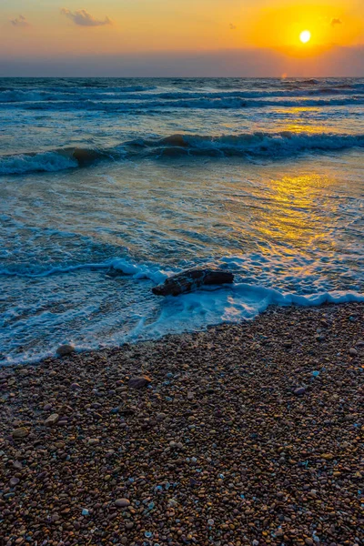 Gün doğumunda güzel deniz dalgaları.