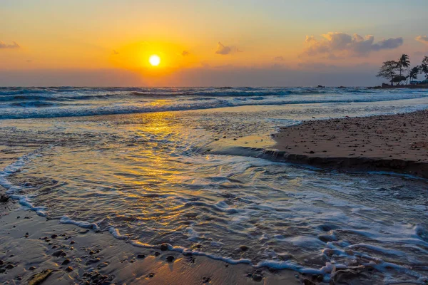 Gün doğumunda güzel deniz dalgaları.