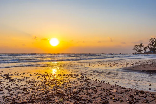Kaunis Meri Aallot Aamulla Auringonnousun — kuvapankkivalokuva