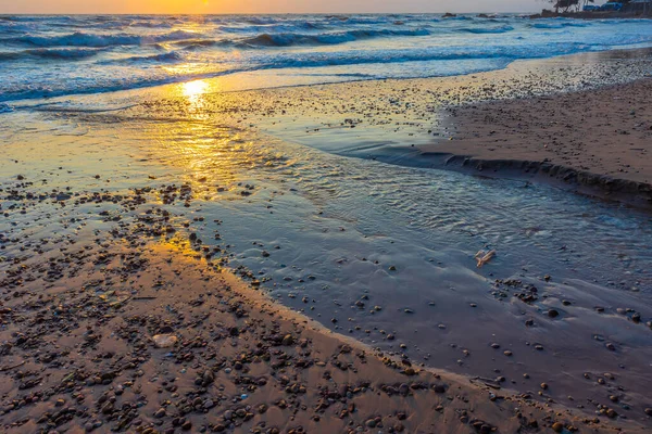 Gün doğumunda güzel deniz dalgaları.