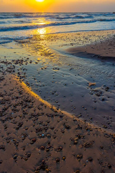 Gün doğumunda güzel deniz dalgaları.