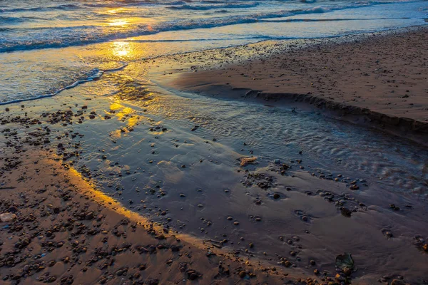 Gün doğumunda güzel deniz dalgaları.