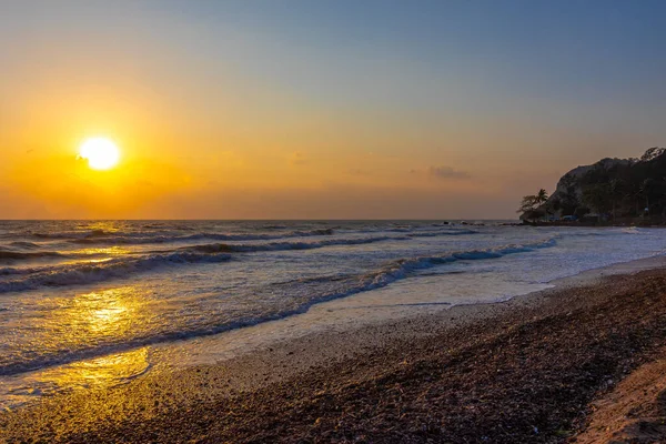 Gün doğumunda güzel deniz dalgaları.
