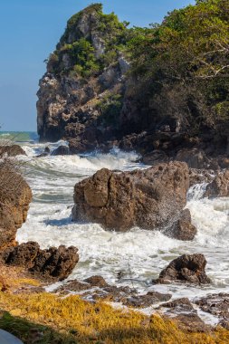 Dalgalar ve güçlü deniz rüzgarları kayaları ve sürüleri süpürdü. Dalgalar ve deniz meltemleri kayalara ve kıyılara çarpar..