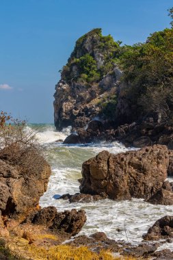Dalgalar ve güçlü deniz rüzgarları kayaları ve sürüleri süpürdü. Dalgalar ve deniz meltemleri kayalara ve kıyılara çarpar..
