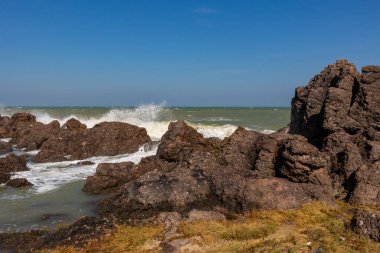 Dalgalar ve güçlü deniz rüzgarları kayaları ve sürüleri süpürdü. Dalgalar ve deniz meltemleri kayalara ve kıyılara çarpar..
