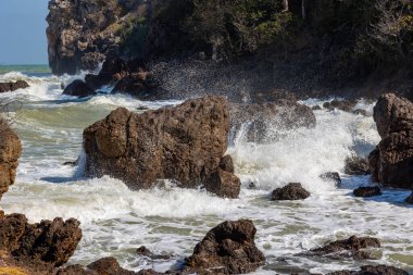 Dalgalar ve güçlü deniz rüzgarları kayaları ve sürüleri süpürdü. Dalgalar ve deniz meltemleri kayalara ve kıyılara çarpar..