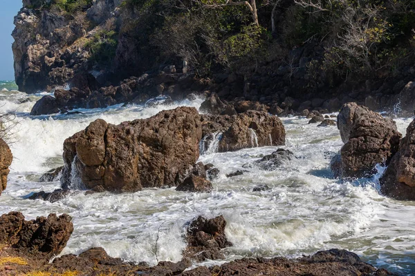 海浪和强烈的海风席卷了岩石和浅滩 海浪和海风冲击着岩石和海岸 — 图库照片