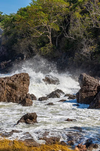 Wellen Und Starker Seewind Fegten Die Felsen Und Untiefen Hinweg — Stockfoto