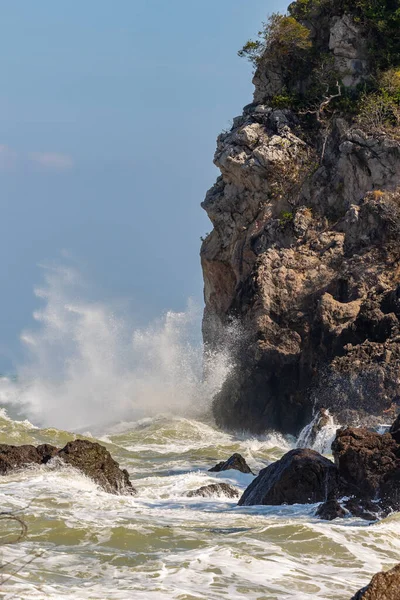 Skalami Mělčinami Hnaly Vlny Silné Mořské Větry Vlny Mořský Vánek — Stock fotografie