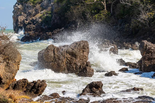 Wellen Und Starker Seewind Fegten Die Felsen Und Untiefen Hinweg — Stockfoto
