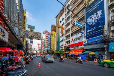 YAOWARAT, BANGKOK, THAILAND -12 HAZİRAN 2022: Çin Mahallesi Tayland 'da sabah trafiği, Yaowarat Bangkok' ta büyük bir altın ticareti pazarıdır. 12 Ocak 2022 'de Bangkok Tayland.