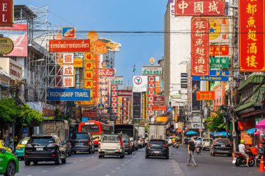 YAOWARAT, BANGKOK, THAILAND -12 HAZİRAN 2022: Çin Mahallesi Tayland 'da sabah trafiği, Yaowarat Bangkok' ta büyük bir altın ticareti pazarıdır. 12 Ocak 2022 'de Bangkok Tayland.