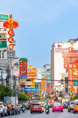 YAOWARAT, BANGKOK, THAILAND -12 HAZİRAN 2022: Çin Mahallesi Tayland 'da sabah trafiği, Yaowarat Bangkok' ta büyük bir altın ticareti pazarıdır. 12 Ocak 2022 'de Bangkok Tayland.