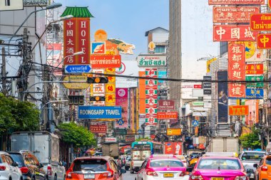 YAOWARAT, BANGKOK, THAILAND -12 HAZİRAN 2022: Çin Mahallesi Tayland 'da sabah trafiği, Yaowarat Bangkok' ta büyük bir altın ticareti pazarıdır. 12 Ocak 2022 'de Bangkok Tayland.