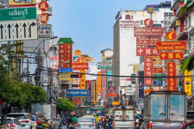 YAOWARAT, BANGKOK, THAILAND -12 HAZİRAN 2022: Çin Mahallesi Tayland 'da sabah trafiği, Yaowarat Bangkok' ta büyük bir altın ticareti pazarıdır. 12 Ocak 2022 'de Bangkok Tayland.