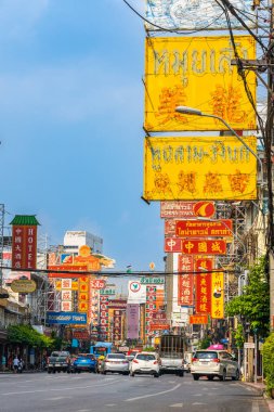 YAOWARAT, BANGKOK, THAILAND -12 HAZİRAN 2022: Çin Mahallesi Tayland 'da sabah trafiği, Yaowarat Bangkok' ta büyük bir altın ticareti pazarıdır. 12 Ocak 2022 'de Bangkok Tayland.