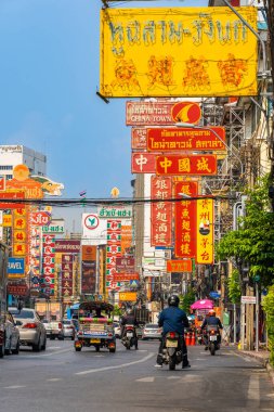 YAOWARAT, BANGKOK, THAILAND -12 HAZİRAN 2022: Çin Mahallesi Tayland 'da sabah trafiği, Yaowarat Bangkok' ta büyük bir altın ticareti pazarıdır. 12 Ocak 2022 'de Bangkok Tayland.