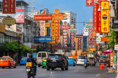 YAOWARAT, BANGKOK, THAILAND -12 HAZİRAN 2022: Çin Mahallesi Tayland 'da sabah trafiği, Yaowarat Bangkok' ta büyük bir altın ticareti pazarıdır. 12 Ocak 2022 'de Bangkok Tayland.