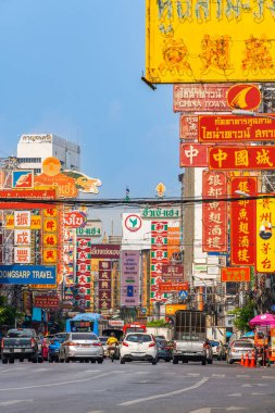 YAOWARAT, BANGKOK, THAILAND -12 HAZİRAN 2022: Çin Mahallesi Tayland 'da sabah trafiği, Yaowarat Bangkok' ta büyük bir altın ticareti pazarıdır. 12 Ocak 2022 'de Bangkok Tayland.