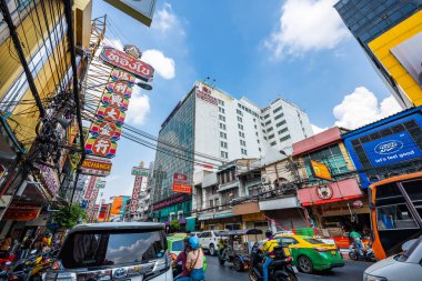 YAOWARAT, BANGKOK, THAILAND -12 HAZİRAN 2022: Çin Mahallesi Tayland 'da sabah trafiği, Yaowarat Bangkok' ta büyük bir altın ticareti pazarıdır. 12 Ocak 2022 'de Bangkok Tayland.