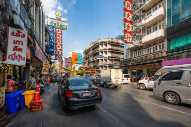 YAOWARAT, BANGKOK, THAILAND -12 HAZİRAN 2022: Çin Mahallesi Tayland 'da sabah trafiği, Yaowarat Bangkok' ta büyük bir altın ticareti pazarıdır. 12 Ocak 2022 'de Bangkok Tayland.