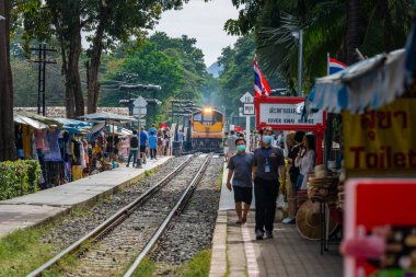 Kanchanaburi, Tayland - 29 Aralık 2021 'de Kanchanaburi, Tayland' da River Kwai Köprüsü Tren İstasyonu 'ndan geçerken dizel lokomotif.