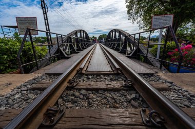 Kwai Nehri üzerindeki bir köprüde demiryolu, Kanchanaburi, Tayland.