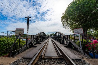 Kwai Nehri üzerindeki bir köprüde demiryolu, Kanchanaburi, Tayland.